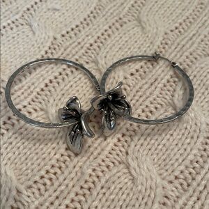 Lucky Brand Silver hammered threaded orchid flower hoop earrings 1.5” diameter